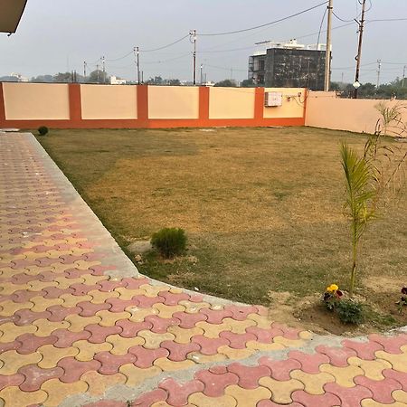 Shrinath Residency Hotel Грейтър Нойда Екстериор снимка