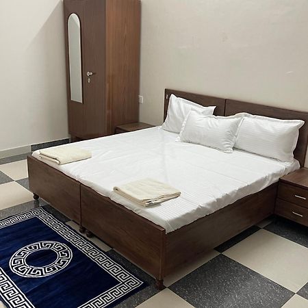 Shrinath Residency Hotel Грейтър Нойда Екстериор снимка