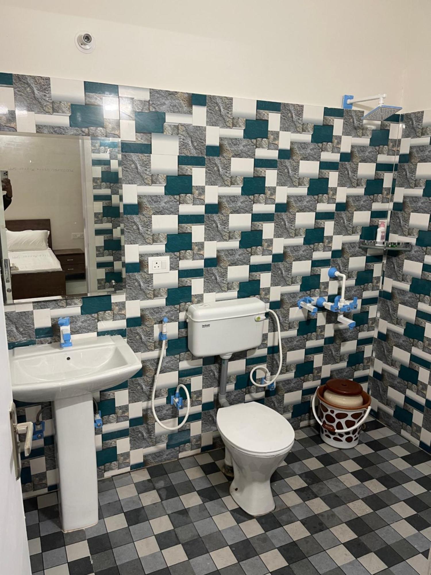 Shrinath Residency Hotel Грейтър Нойда Екстериор снимка