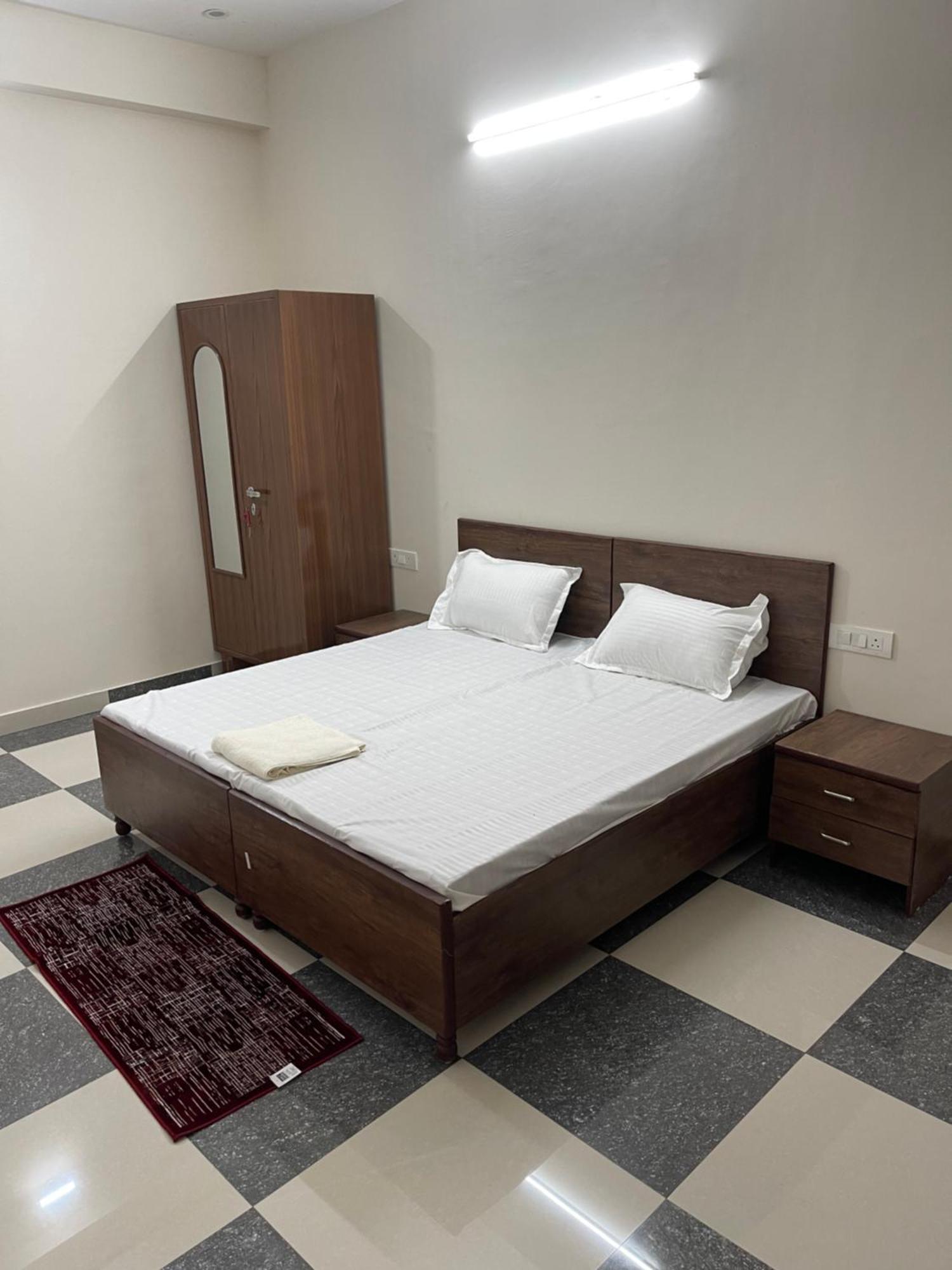 Shrinath Residency Hotel Грейтър Нойда Екстериор снимка