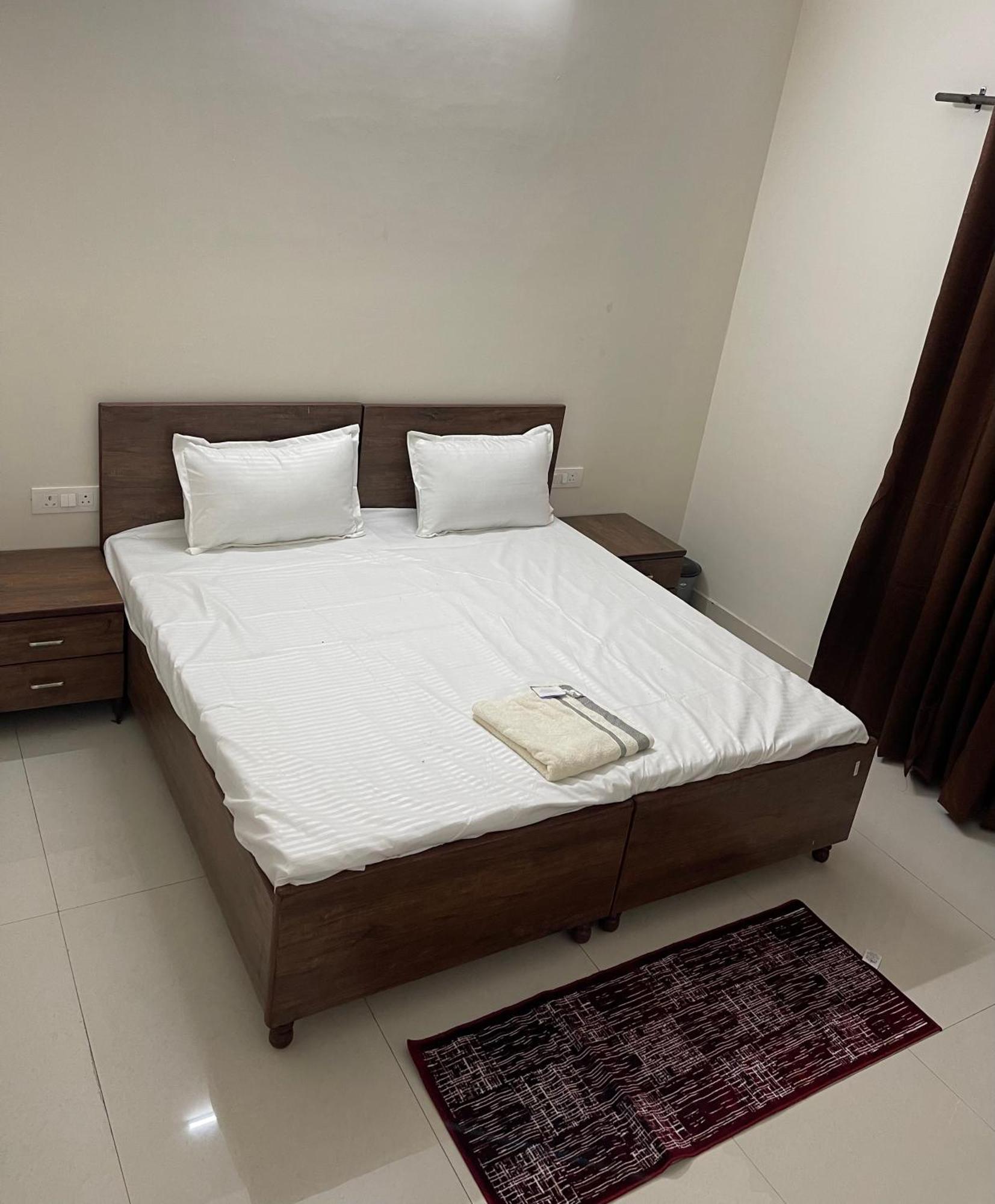 Shrinath Residency Hotel Грейтър Нойда Екстериор снимка