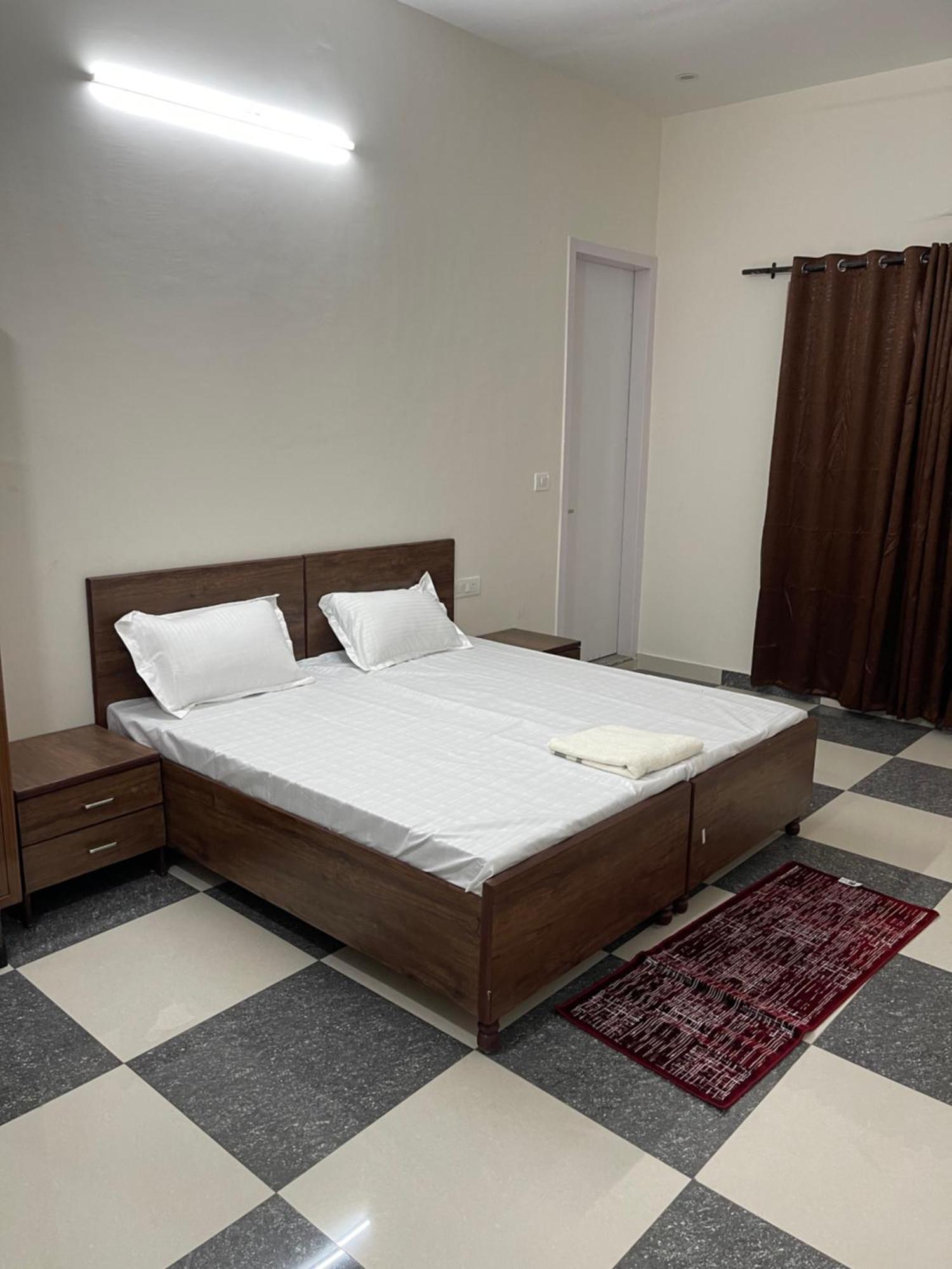 Shrinath Residency Hotel Грейтър Нойда Екстериор снимка