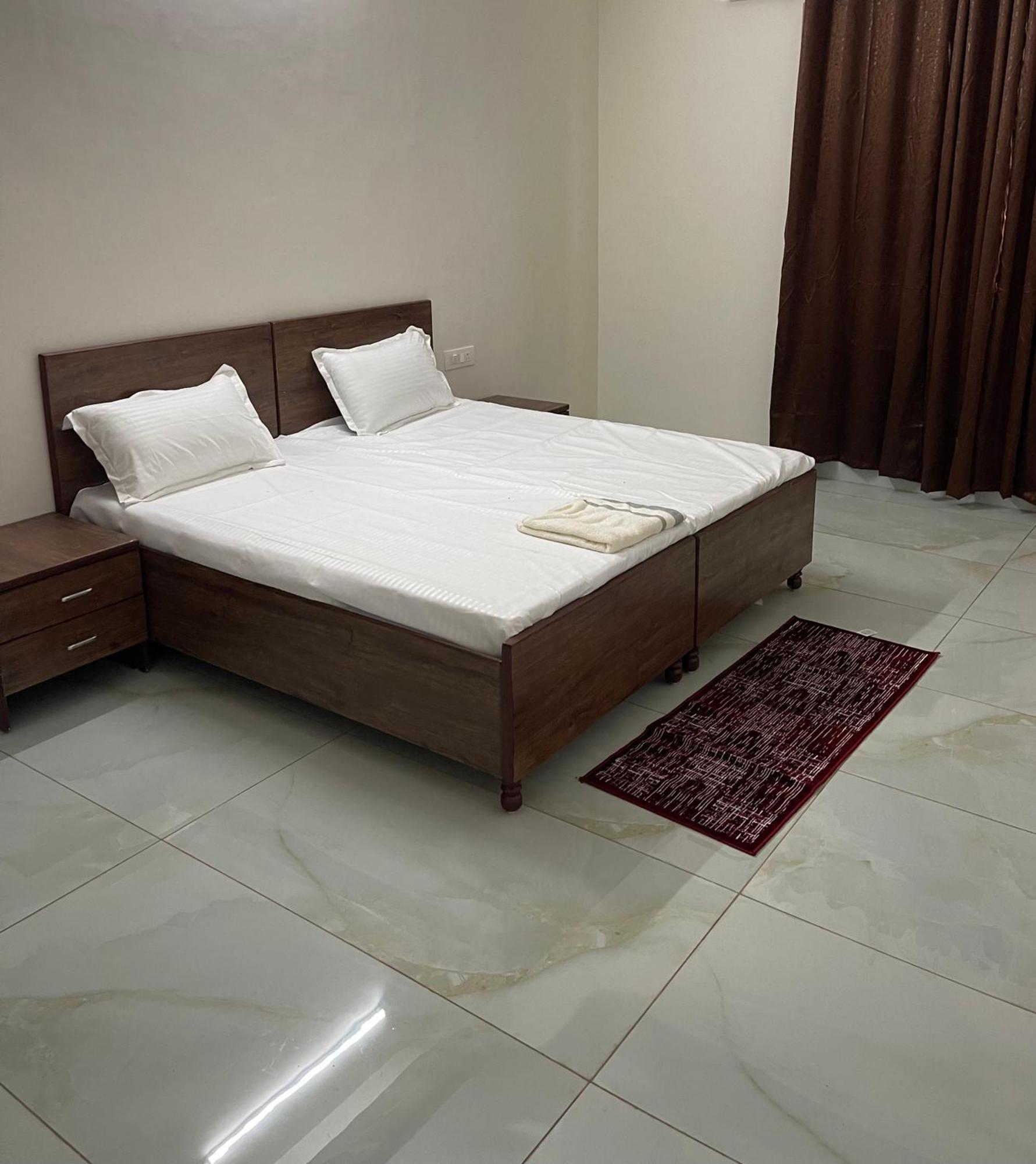 Shrinath Residency Hotel Грейтър Нойда Екстериор снимка