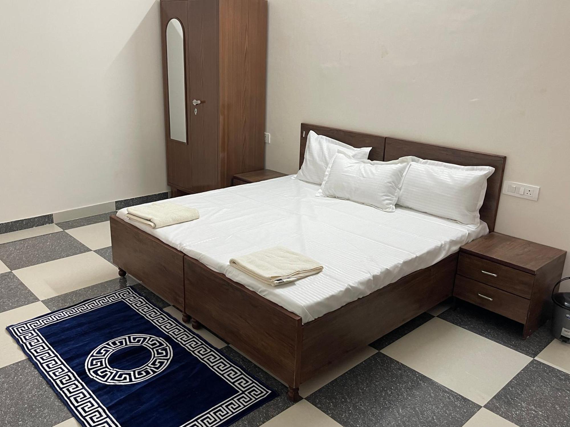 Shrinath Residency Hotel Грейтър Нойда Екстериор снимка