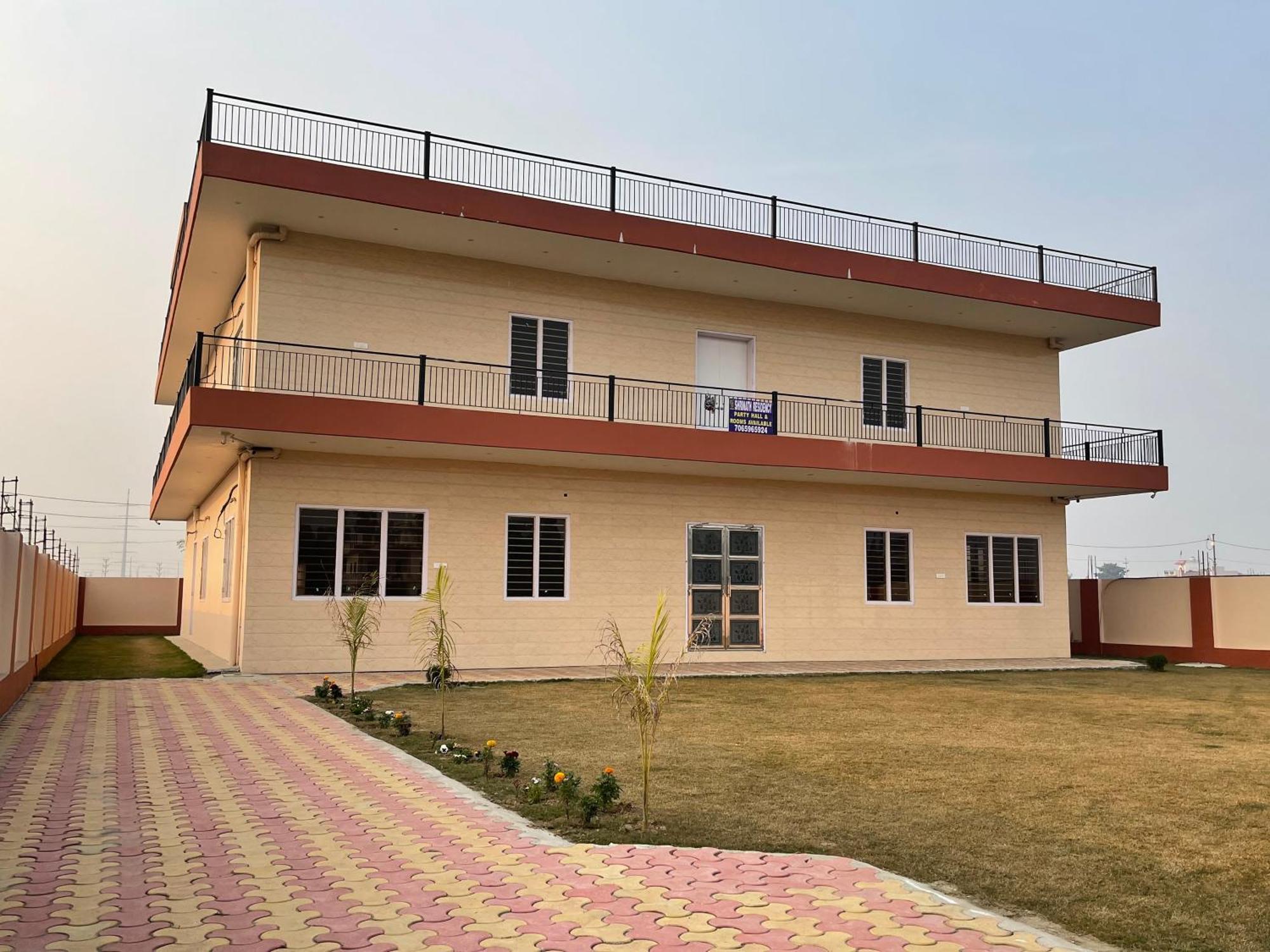 Shrinath Residency Hotel Грейтър Нойда Екстериор снимка