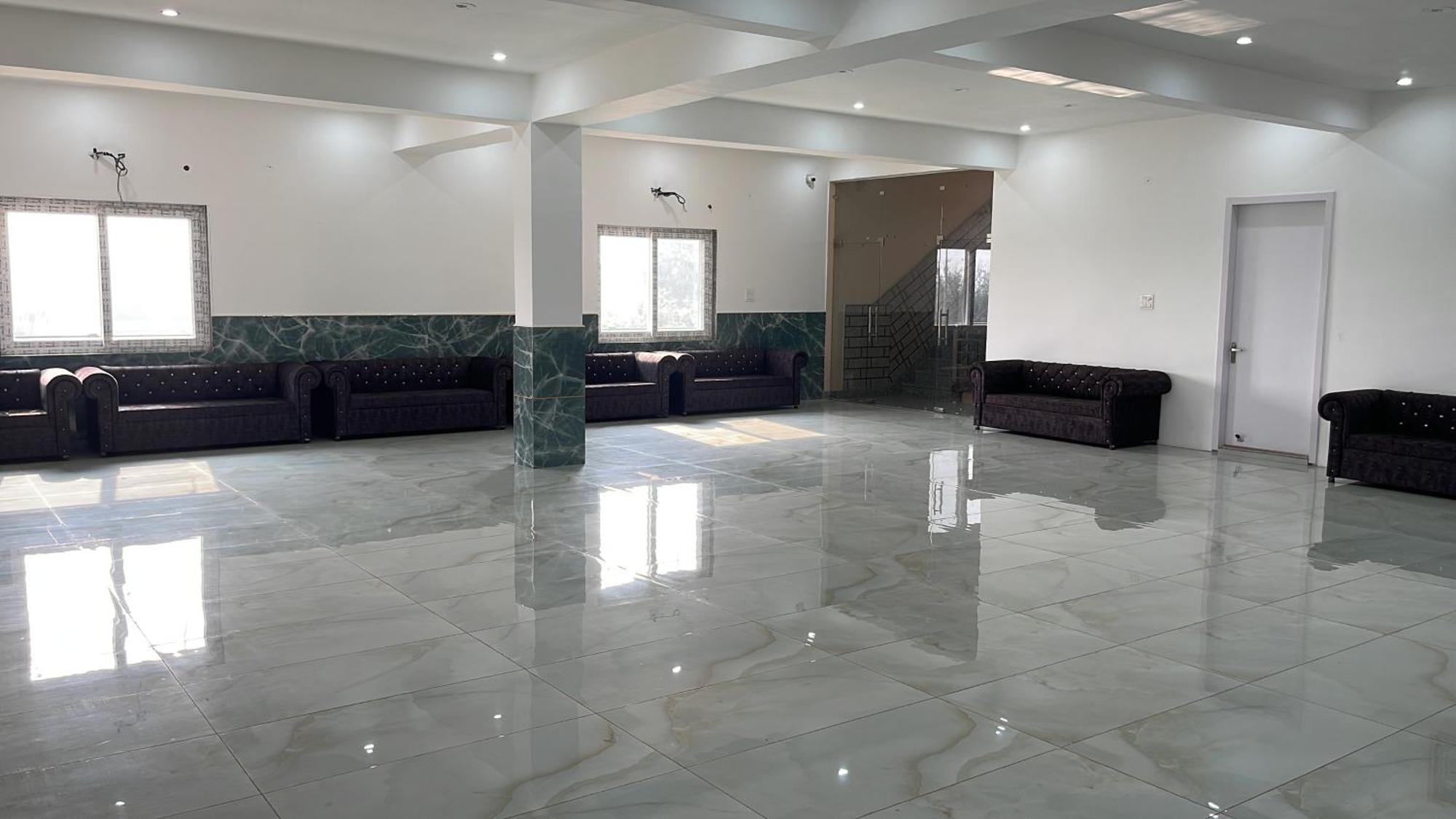 Shrinath Residency Hotel Грейтър Нойда Екстериор снимка